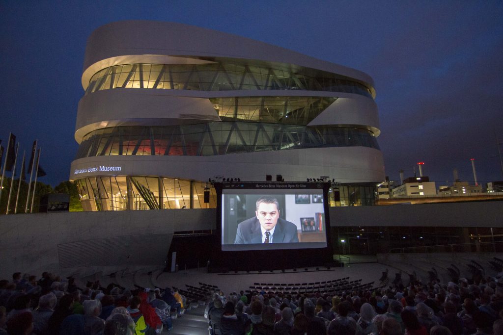 Open-Air-Kino am Mercedes-Benz-Museum