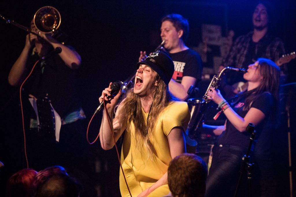 Konzert einer Punkband in einem Jugendhaus