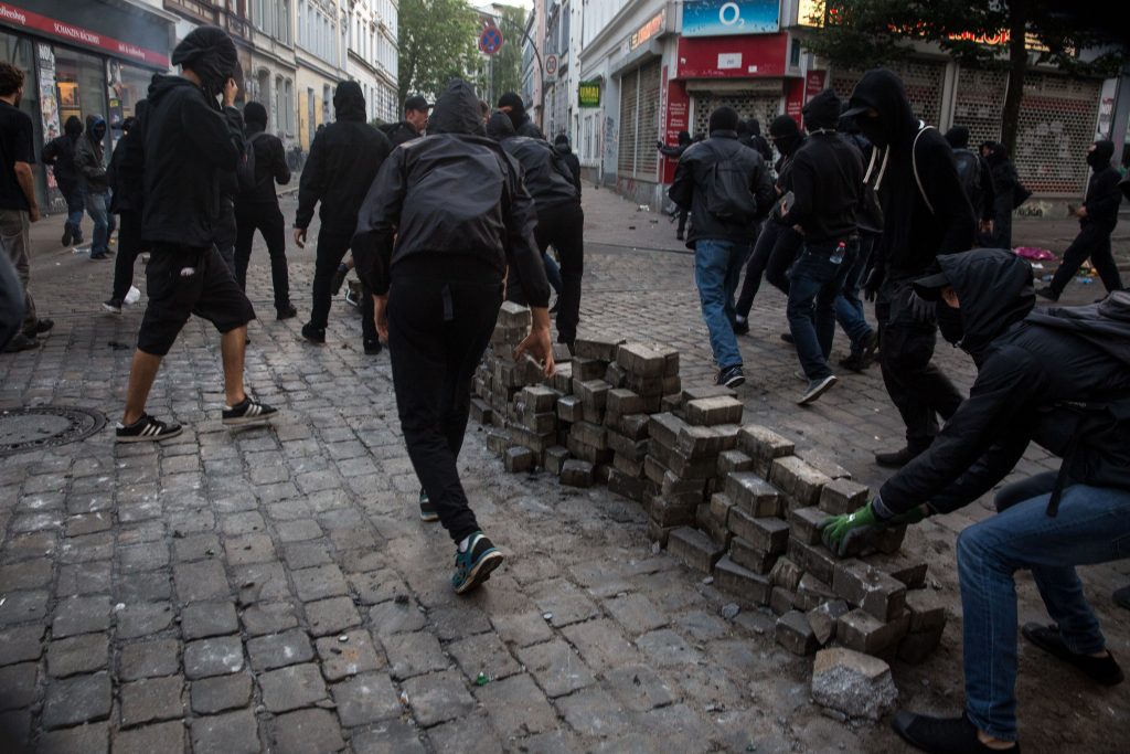 G20 in Hamburg: Ausschreitungen in einer Seitenstraße