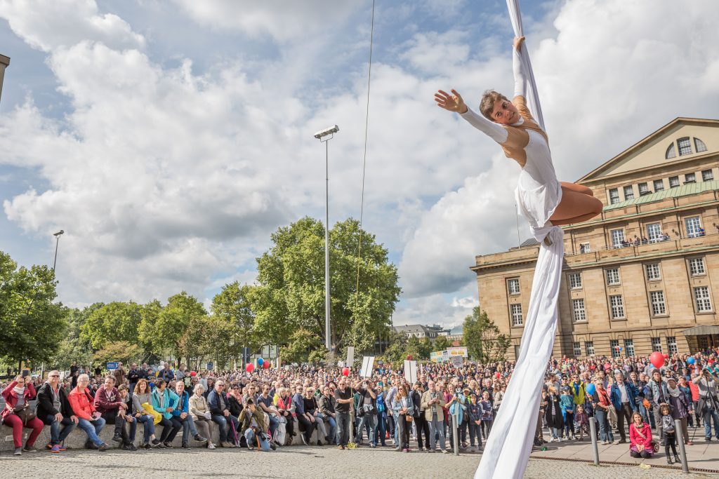 Eine Seilartistin schwebt zwischen der Stuttgarter Oper und Staatsgalerie durch die Luft