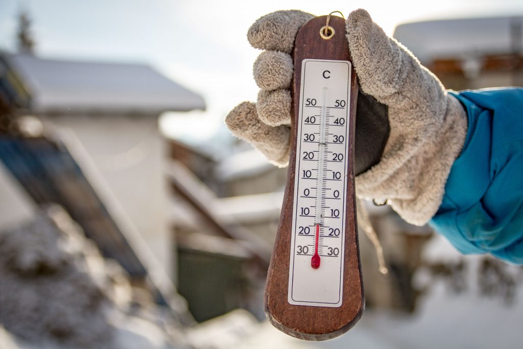 Das Thermometer zeigt etwa -15 °C an