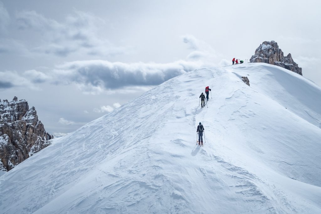 Skitour in Südtirol. Die Bergsteiger sind auf dem Weg zum Gipfel