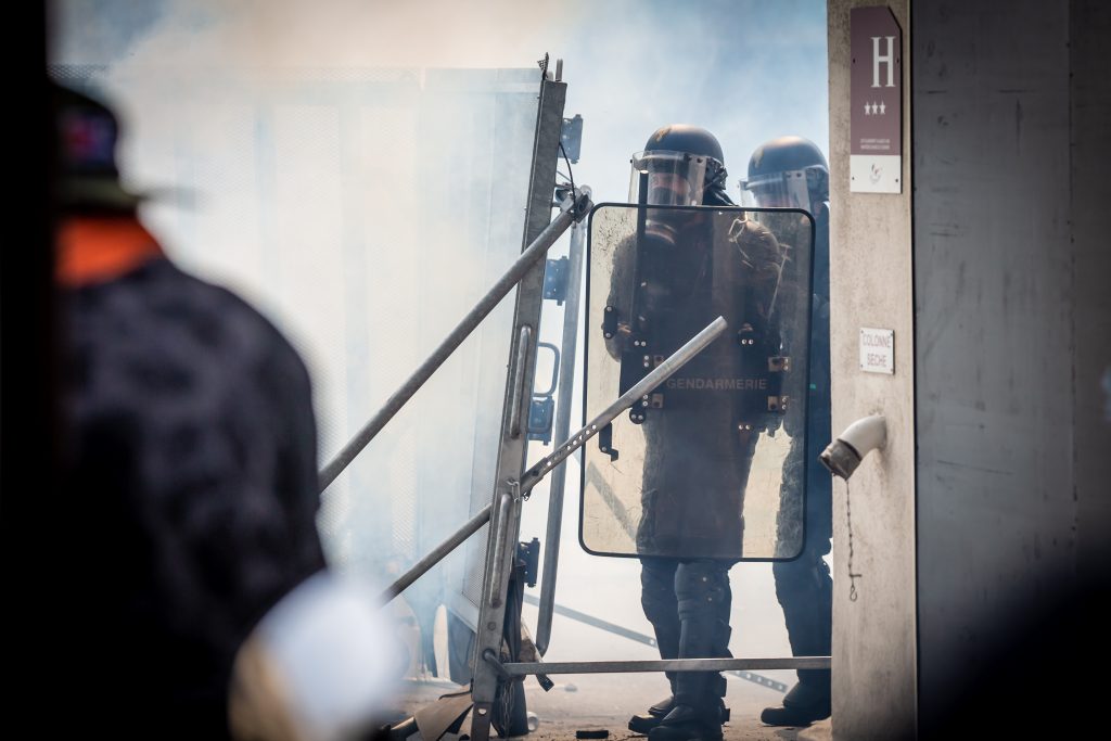 Französische Beamte schützen eine Polizeistation am 1. Mai in Paris