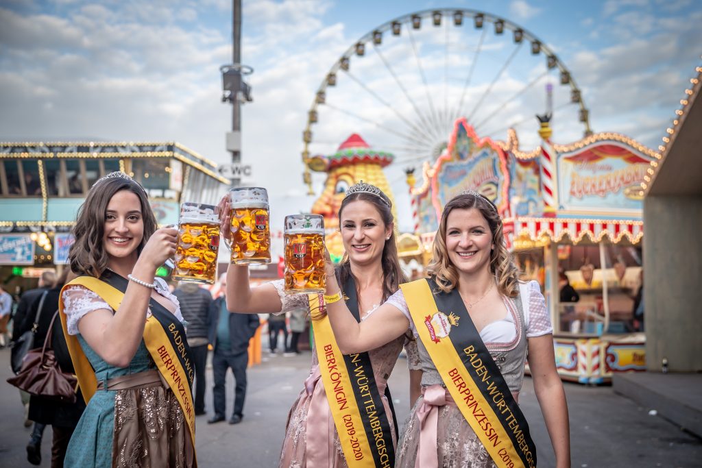 Die frisch gewählte Bierkönigin (Bildmitte) auf dem Frühlingsfest in Stuttgart