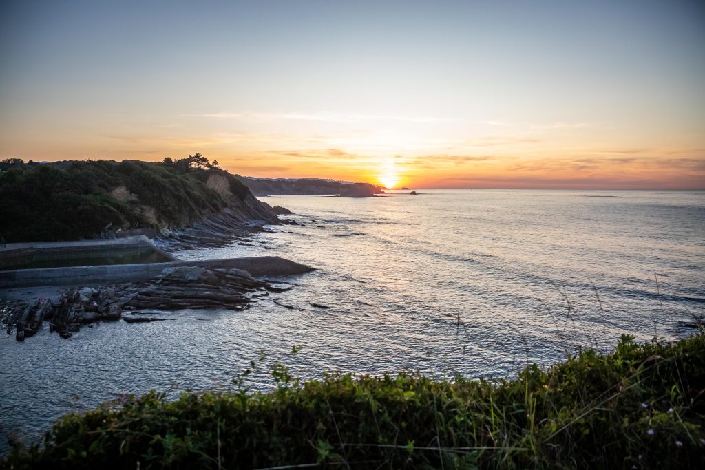 Die Sonne geht an der Küste bei Biarritz unter