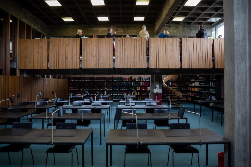Arbeitsplätze im Lesesaal des Staatsarchivs in Stuttgart