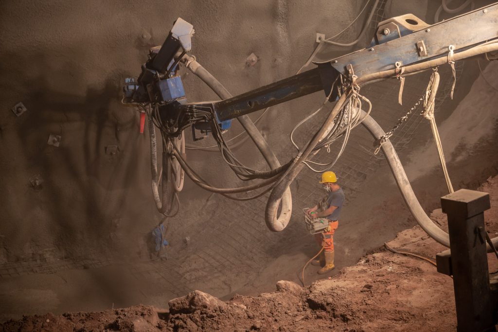 Ein Minör sichert kurz vor dem Durchbruch zum neuen Tiefbahnhof einen Tunnelabschnitt des Bahnprojekts Stuttgart 21