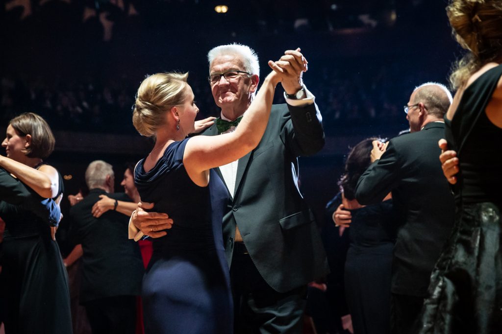 Winfried Kretschmann (Ministerpräsident von Baden-Württemberg) beim Eröffnungstanz auf dem Landespresseball