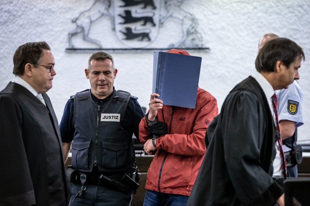 Auftakt zu einem Raserprozess. Der Angeklagte wird in den Gerichtssaal geführt.