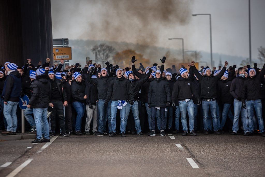Eine Fangruppierung des Karlsruher SC auf dem Weg zu einem Auswärtsspiel in Stuttgart