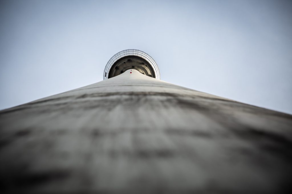 Der Stuttgarter Fernsehturm aus der Nähe