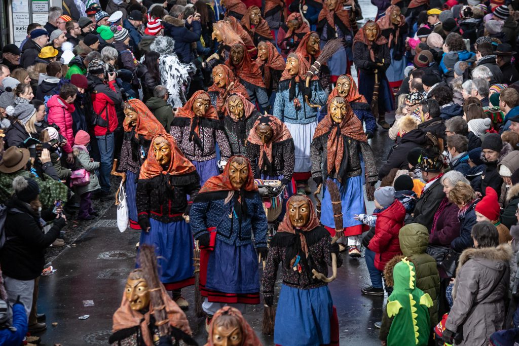 Eine Hexengruppe nimmt an einem Narrenumzug teil
