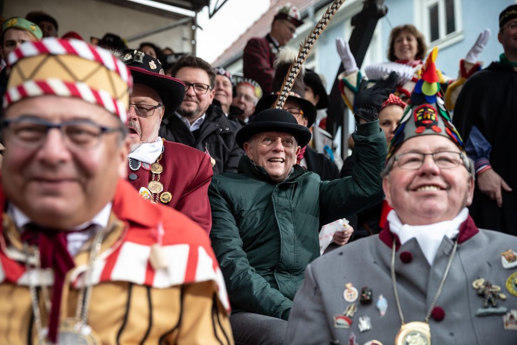 Fritz Kuhn (damaliger Oberbürgermeister der Landeshauptstadt Stuttgart) winkt den Teilnehmerinnen und Teilnehmern Narrentreffens in Bad Cannstatt zu