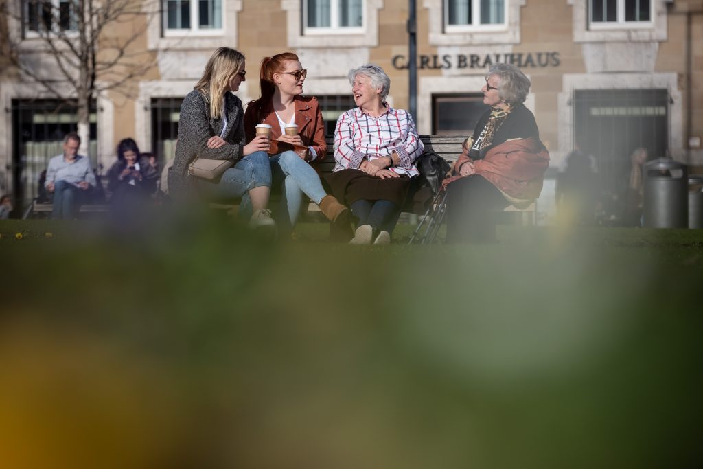 Frauen auf dem Stuttgarter Schlossplatz in der Frühjahrssonne