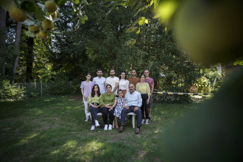 Gruppenbild einer jesidische Familie, die nach Jahren wieder vereint ist
