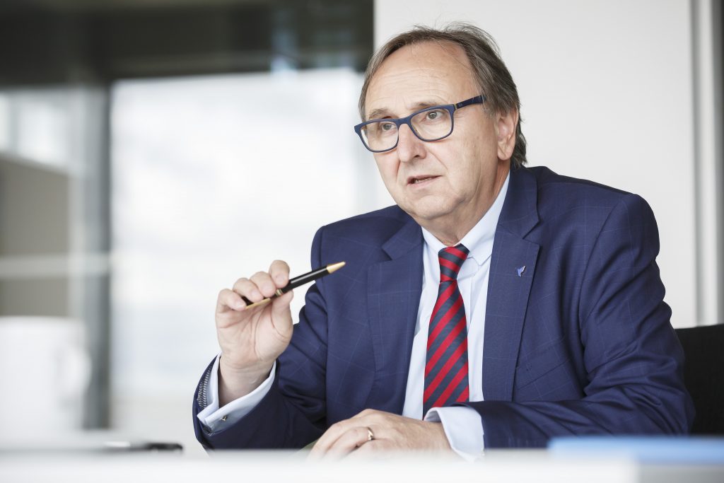 Walter Schoefer (Geschäftsführer der Flughafen Stuttgart GmbH) im Interview