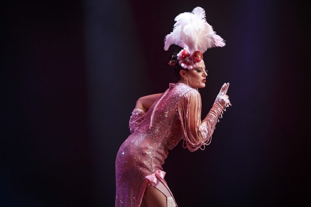 Die Darstellerin einer Burlesque-Show auf der Bühne