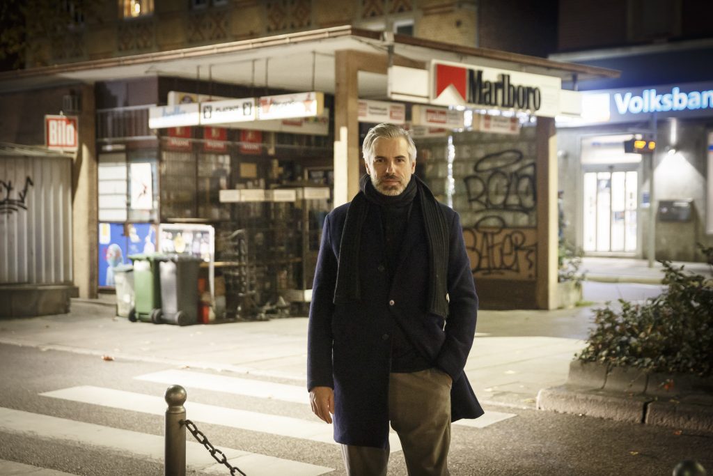 Der Leiter des Popbüro Stuttgart, Walter Ercolino vor einem Kiosk im Stuttgarter Osten