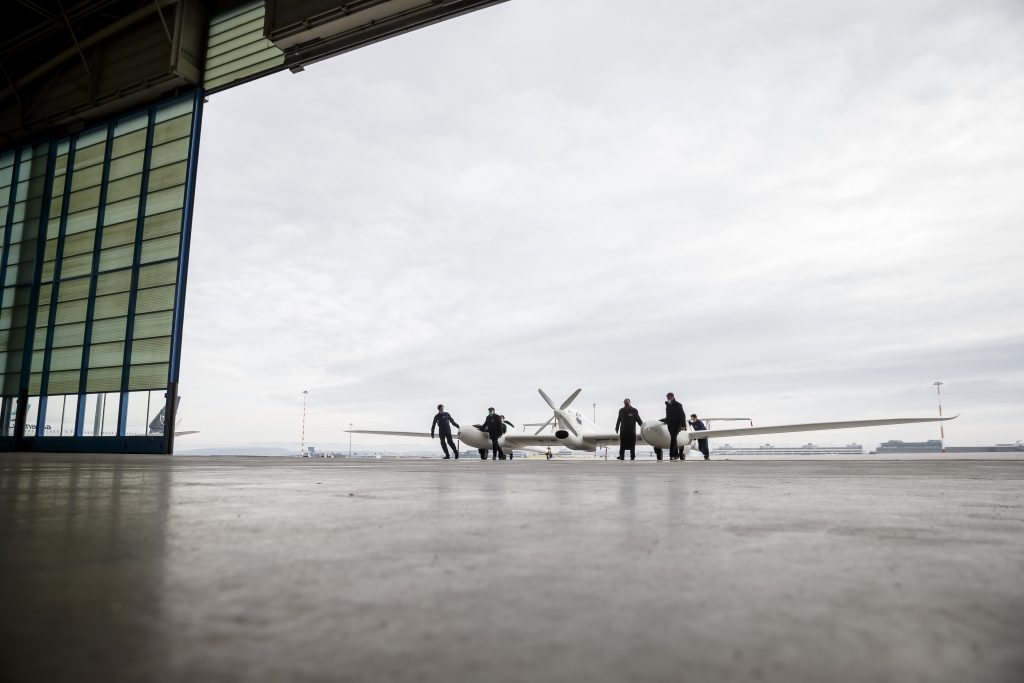 Ein Wasserstoff-Flugzeug wird in ein Hangar am Stuttgarter Flughafen gerollt