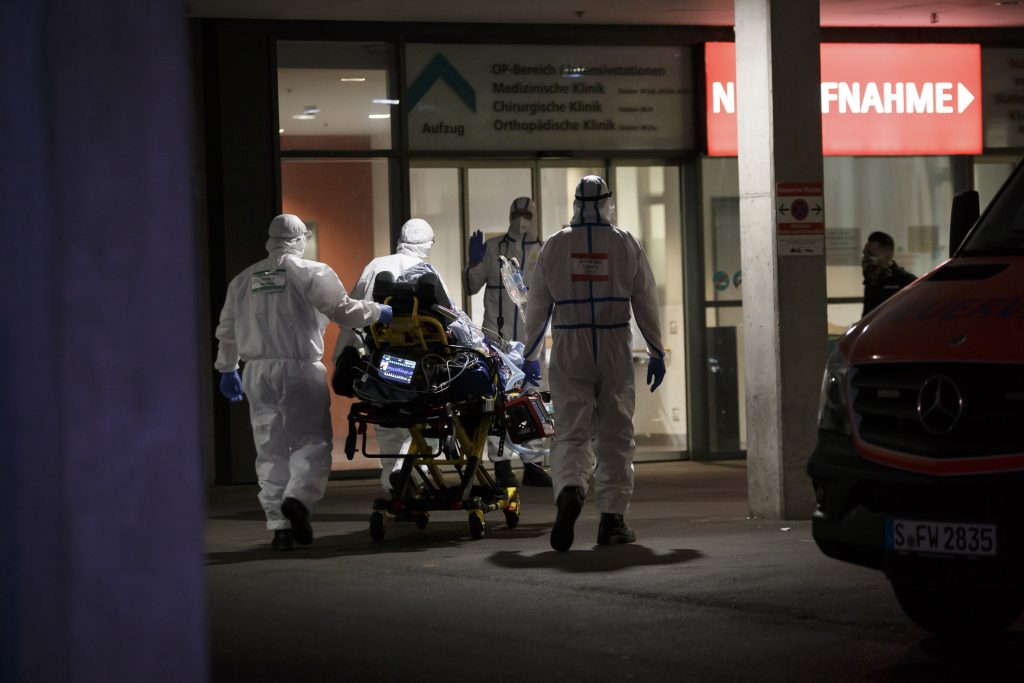 Ein Coronapatient wird in ein anderes Krankenhaus transportiert um Behandlungskapazitäten in der Ursprungsklinik zu schaffen