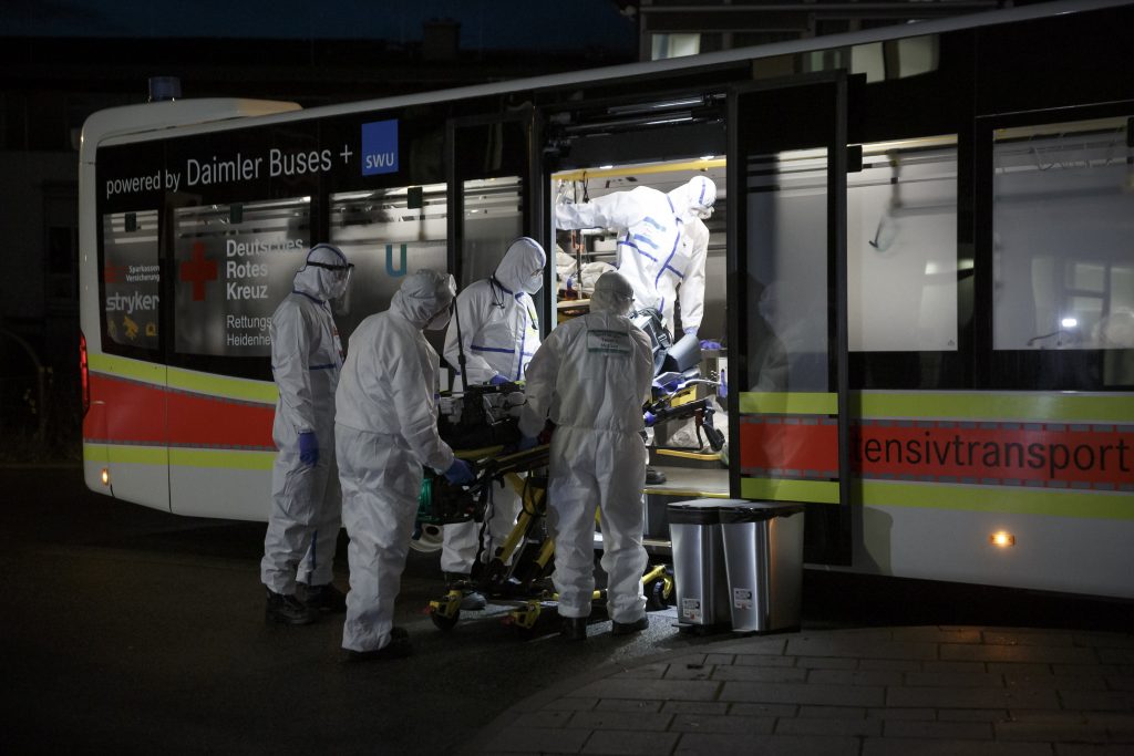 Ein mit Corona infizierter Intensivpatient wird mit einem Spezialbus in einer andere Klinik verlegt
