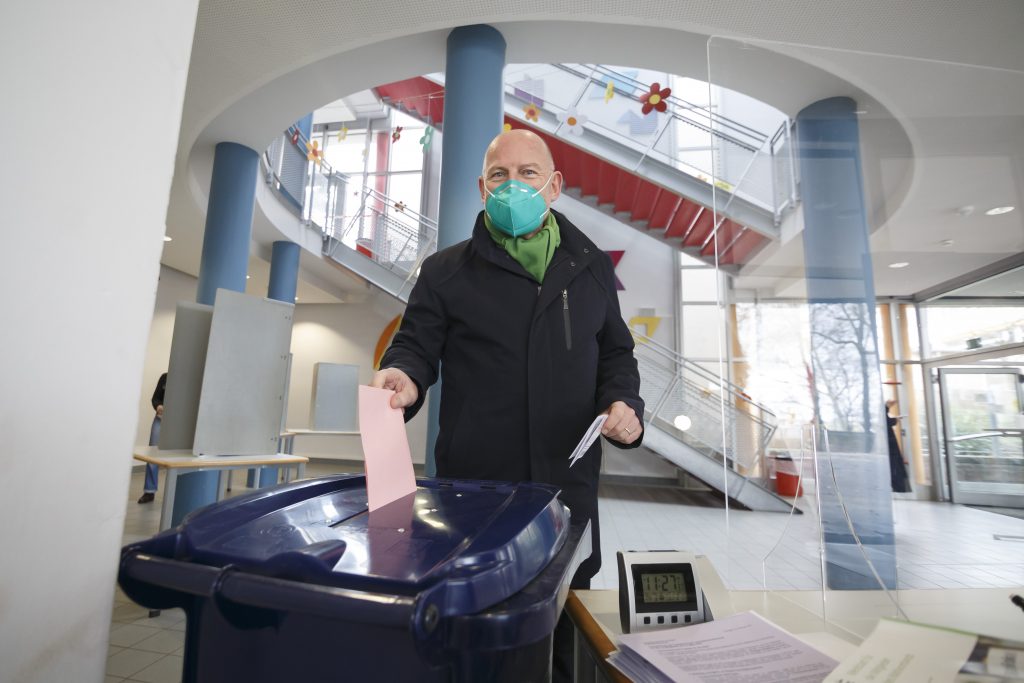 Winfried Hermann (Verkehrsminister BW) bei der Stimmabgabe zur Landtagswahl