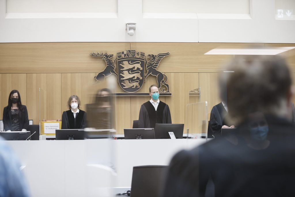 Richterinnen und Richter vor Verhandlungsbeginn in einem Saal für Sicherheitsprozesse des Oberlandesgerichts in Stuttgart-Stammheim