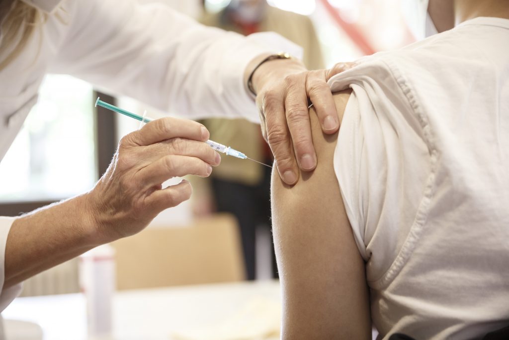 Ein Mann lässt sich impfen