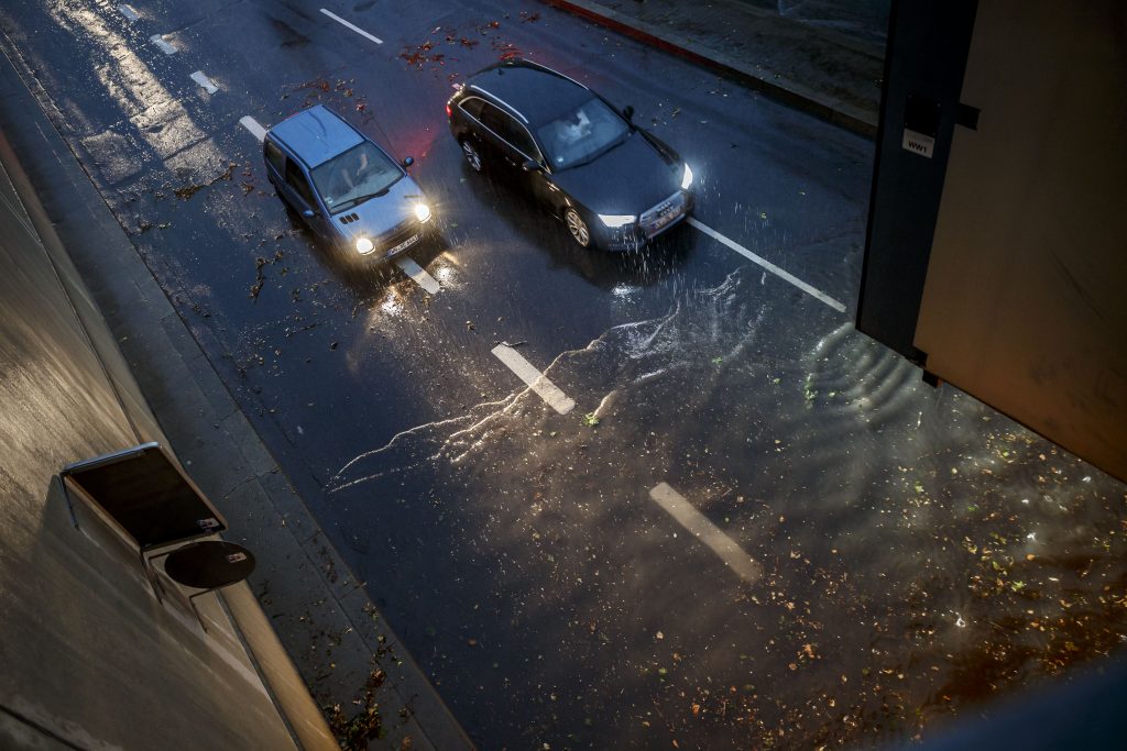 Autofahrerinnen und Autofahrer stehen auf der Bundestraße B14 vor einer überfluteten Unterführung