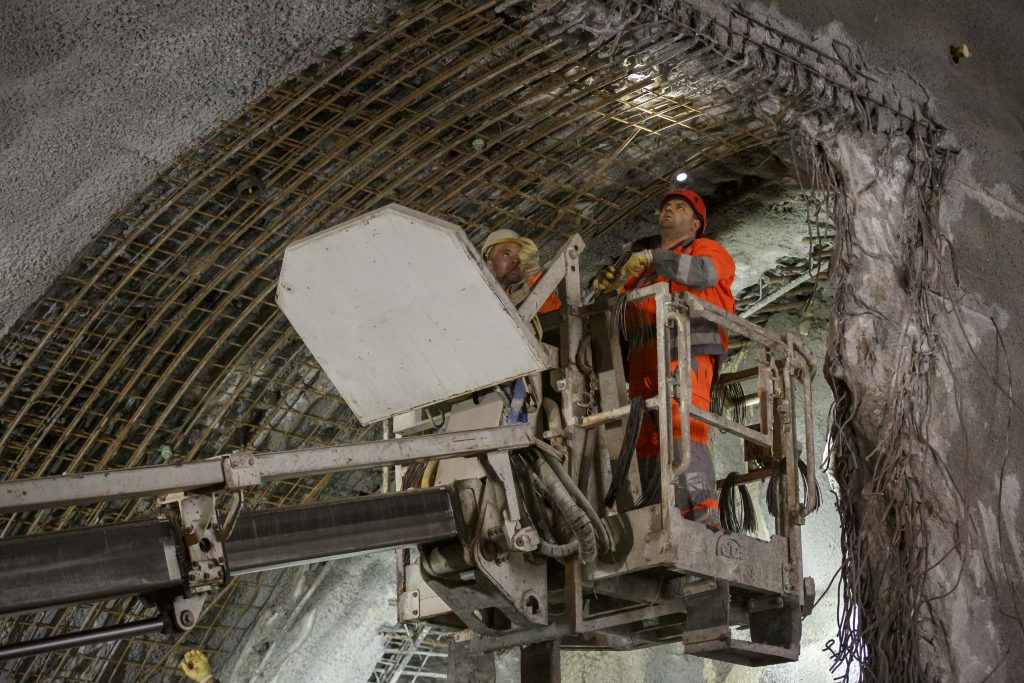 Arbeiter bringen in einem Tunnel Bewehrungsstahl an