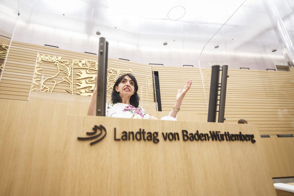 Muhterem Aras (Landtagspräsidentin) steht am Rednerpult des Landtags in Stuttgart