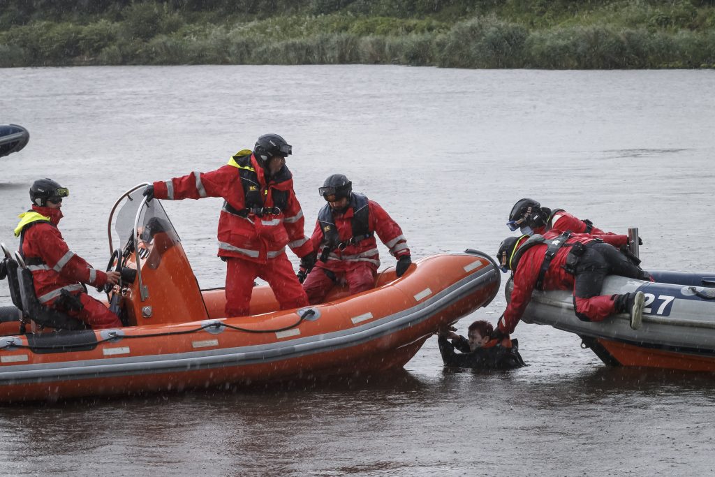Eine Umweltaktivistin wird von der Polizei aus dem Nord-Ostsee-Kanal gezogen