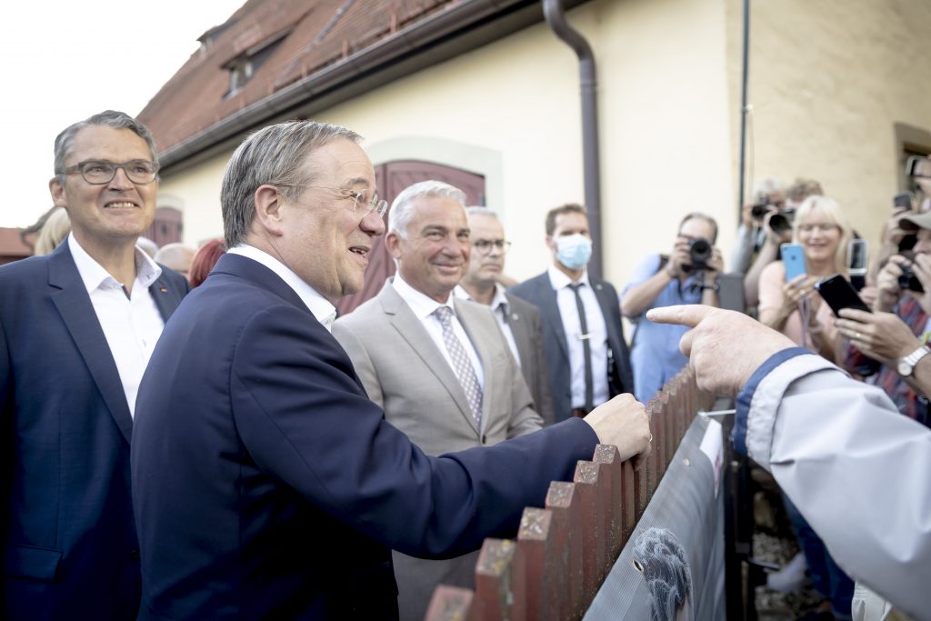 Armin Laschet (vorne) und Thomas Strobl (mittig) suchen das Gespräch mit Parteimitgliedern