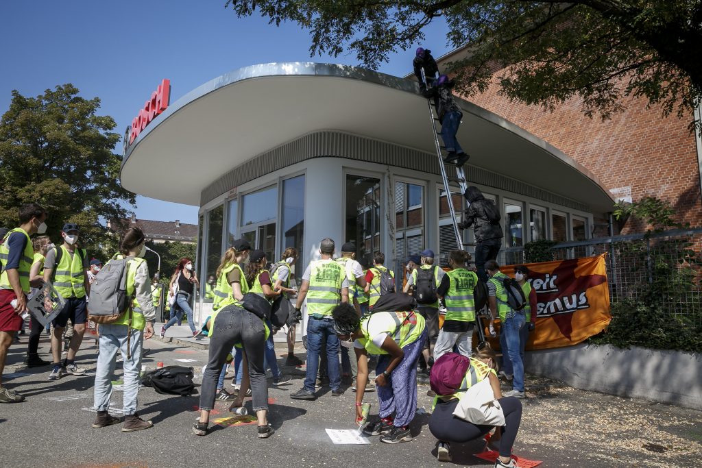Umweltaktivisten protestieren gegen die Verlagerung und Schließung eines Bosch-Werks