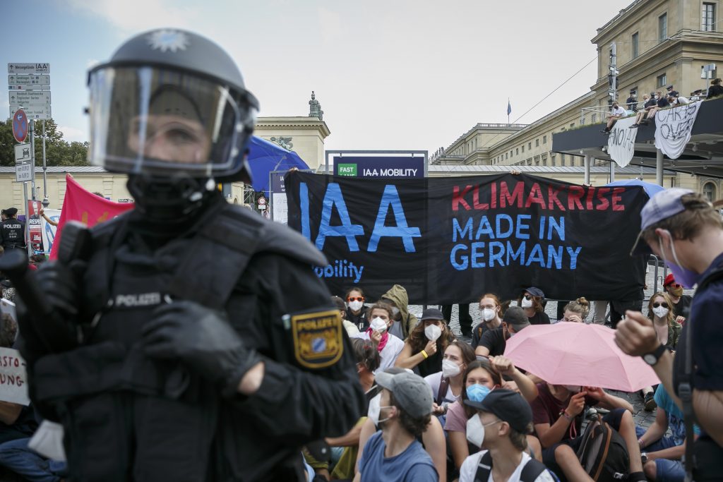 Klimaaktivistinnen und Klimaaktivisten Blockieren einen Stand auf der Internationalen Automobil Ausstellung (IAA) in der Münchner Innenstadt