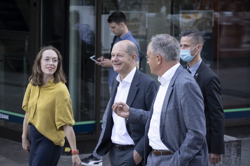 Olaf Scholz lässt sich von Andreas Stoch (MdL) und Lucia Schanbacher (Bundestagskandidatin) in die Stuttgarter Innenstadt führen