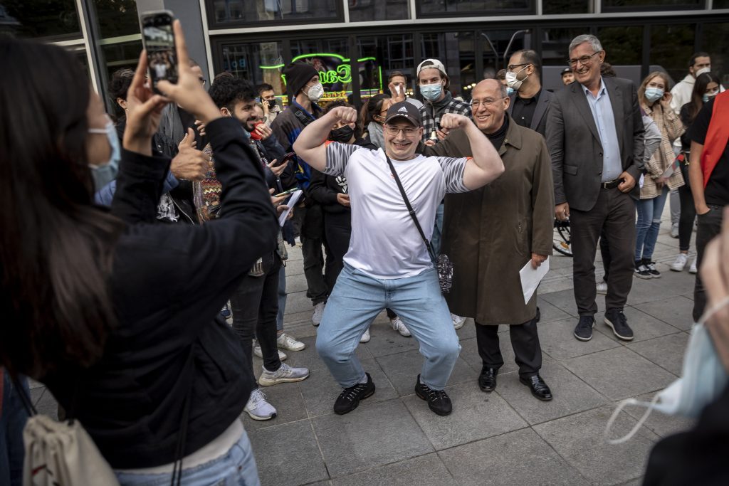 Gregor Gysi lässt sich mir einem posierendem Mann fotografieren