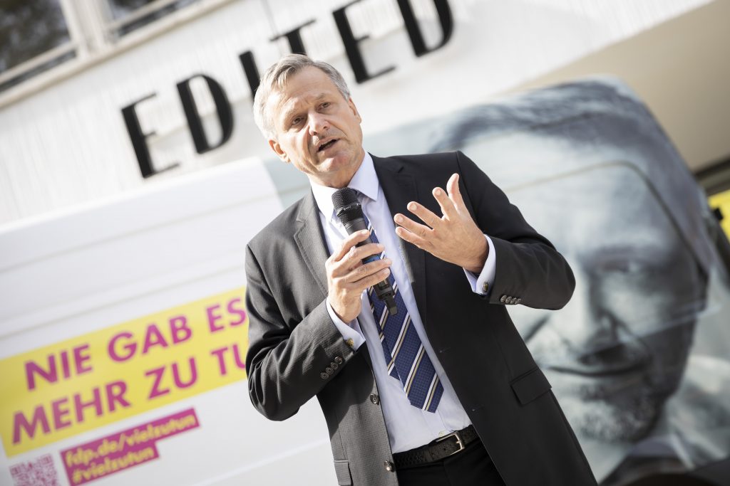 Hans-Ulrich Rülke (Vorsitzender der FDP/DVP-Landtagsfraktion BW) spricht auf einer Kundgebung