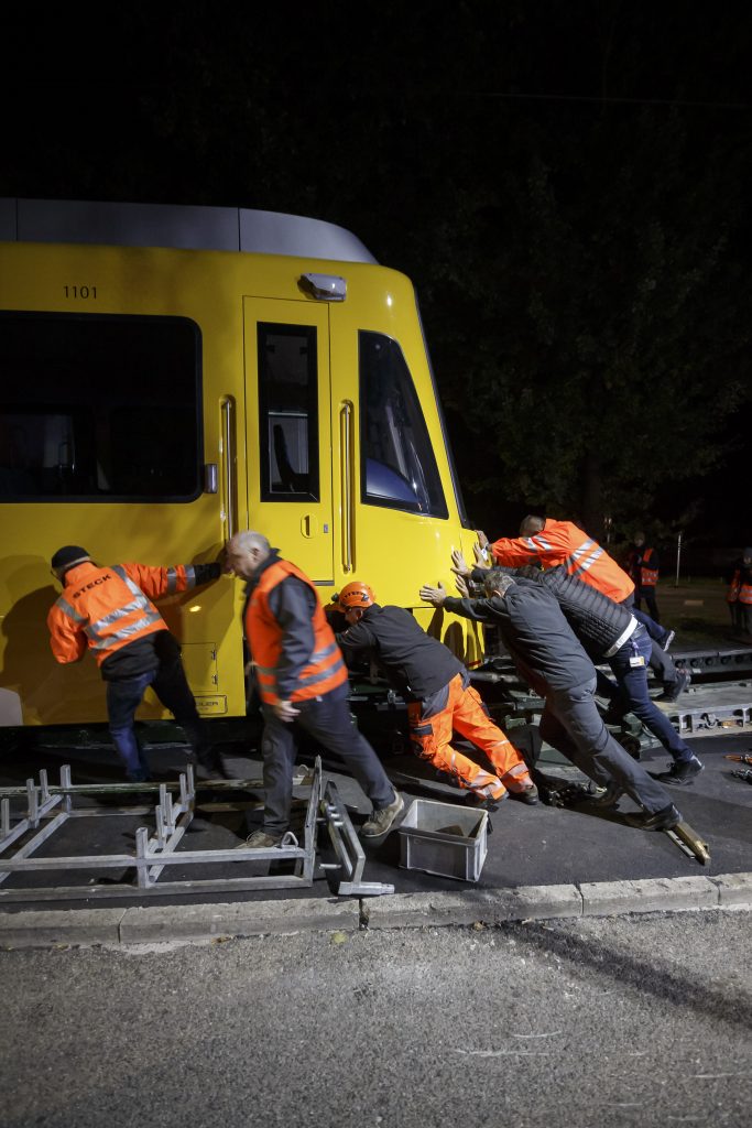 Eine neue Zahnradbahn der Stuttgarter Straßenbahnen AG wir bei der Anlieferung mit Muskelkraft von der Stelle bewegt