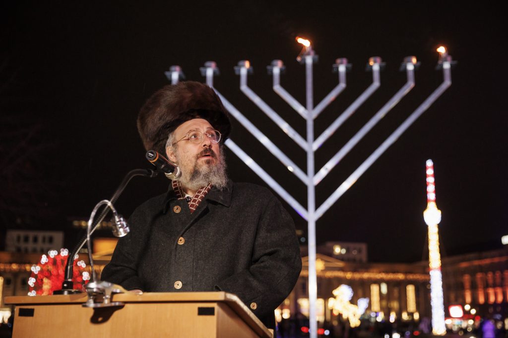 Rabbiner Yehuda Pushkin hält eine Ansprache zu Chanukka