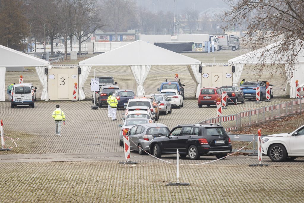 An der PCR-Abstrichstelle auf dem Cannstatter Wasen fahren Patienten in PKWs für einen Corona-Test vor