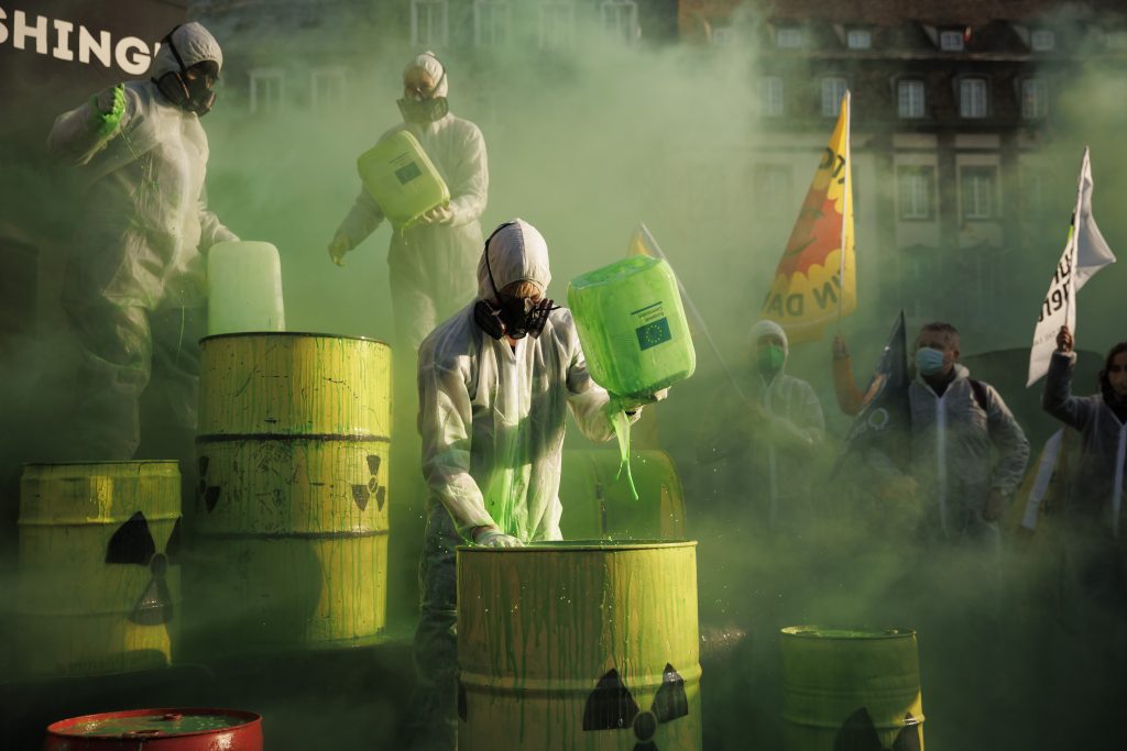 Verschiedene Umweltverbände protestieren im französischem Straßburg gegen die Aufnahme von Atomenergie und fossilen Energien in die EU-Taxonomie