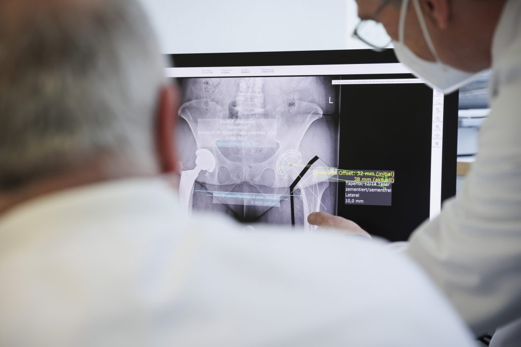 Zwei Ärzte besprechen eine durchgeführte Hüftoperation