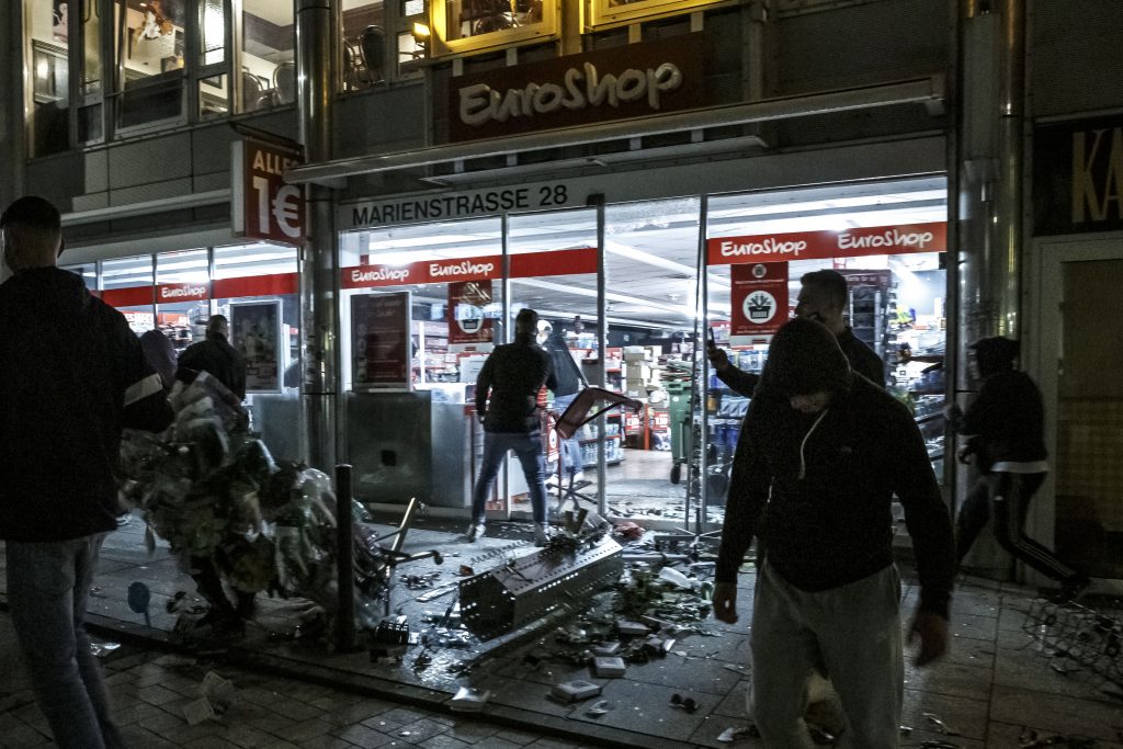 Während der "Stuttgarter Krawallnacht" wird ein Geschäft in der Innenstadt geplündert