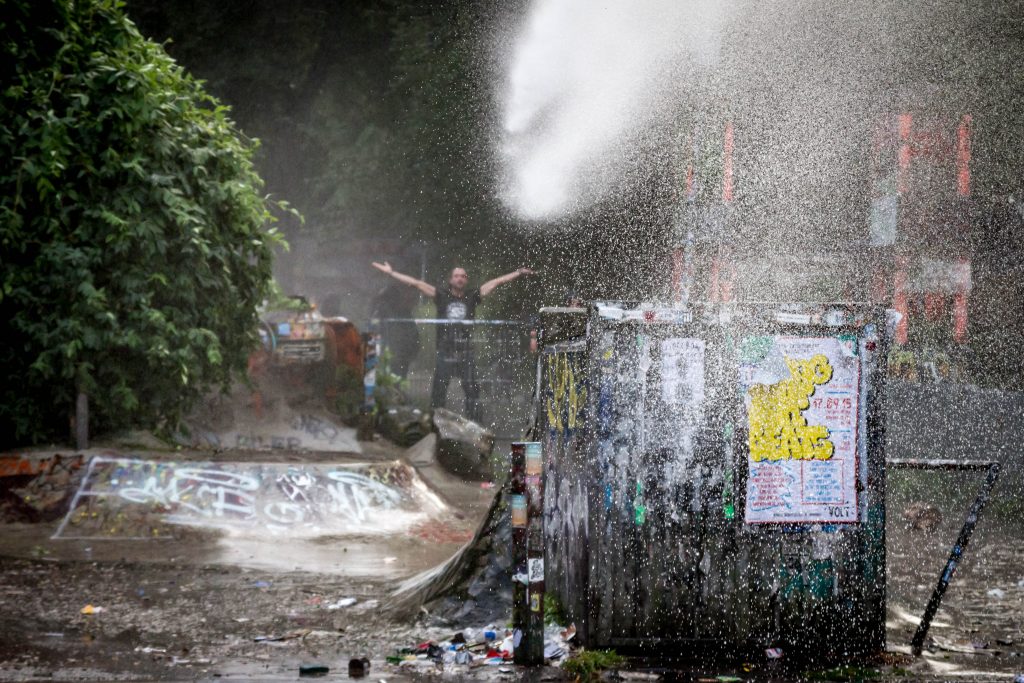 Wasserwerfereinsatz am Rand eines Protestes in Hamburg