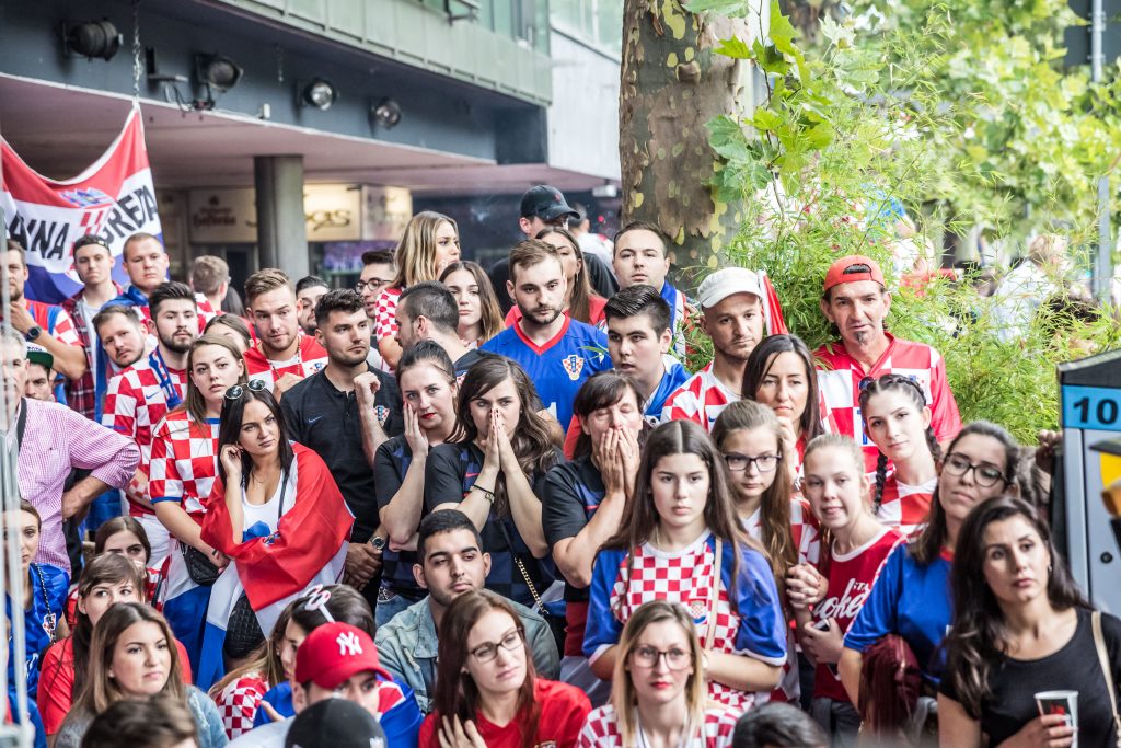 Fußballfans beim Public Viewing während der Weltmeisterschaft