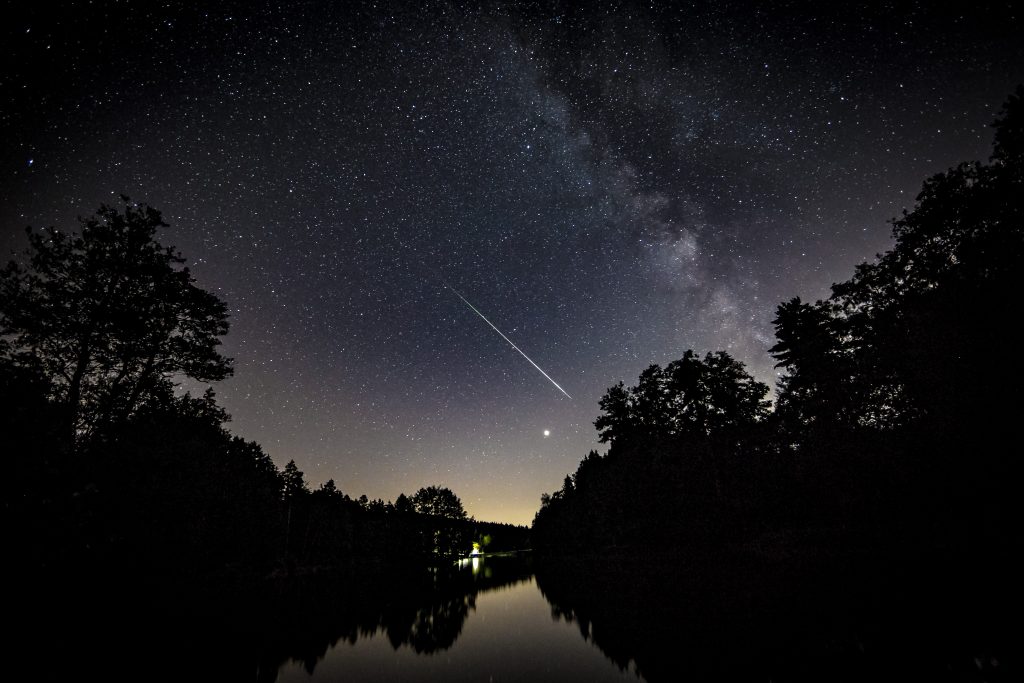 Milchstraße und Sternschnuppe über dem Schwäbischen Wald