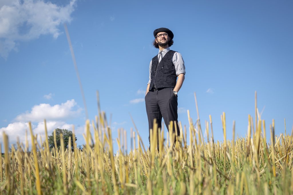 Johannes Kretschmann (Politiker & Sohn von Winfried Kretschmann) auf einem Stoppelfeld in dessen Wahlkreis Zollernalb-Sigmaringen